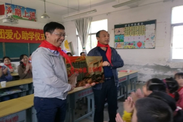 老哥网官网实业党支部第六次赴岳西助学记