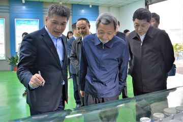 河南省信阳市委书记、市长尚朝阳一行莅临老哥网官网集团调研参观